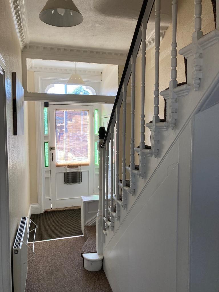 Lot: 65 - END-TERRACE ARRANGED AS FIVE BEDSITS AND SELF-CONTAINED FLAT -